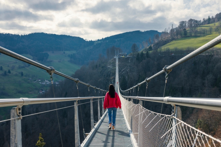 Person auf der Hängebrücke Blackforestline Copyright Michael Corona